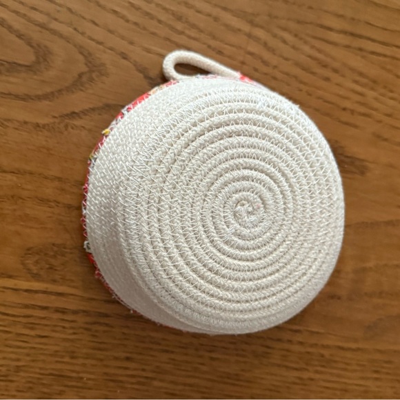 Trivet & small basket ‘Hey Jude' theme fabric - Picture 5 of 7